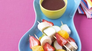 Fruit-kebabs-with-chocolate-dipping-sauce